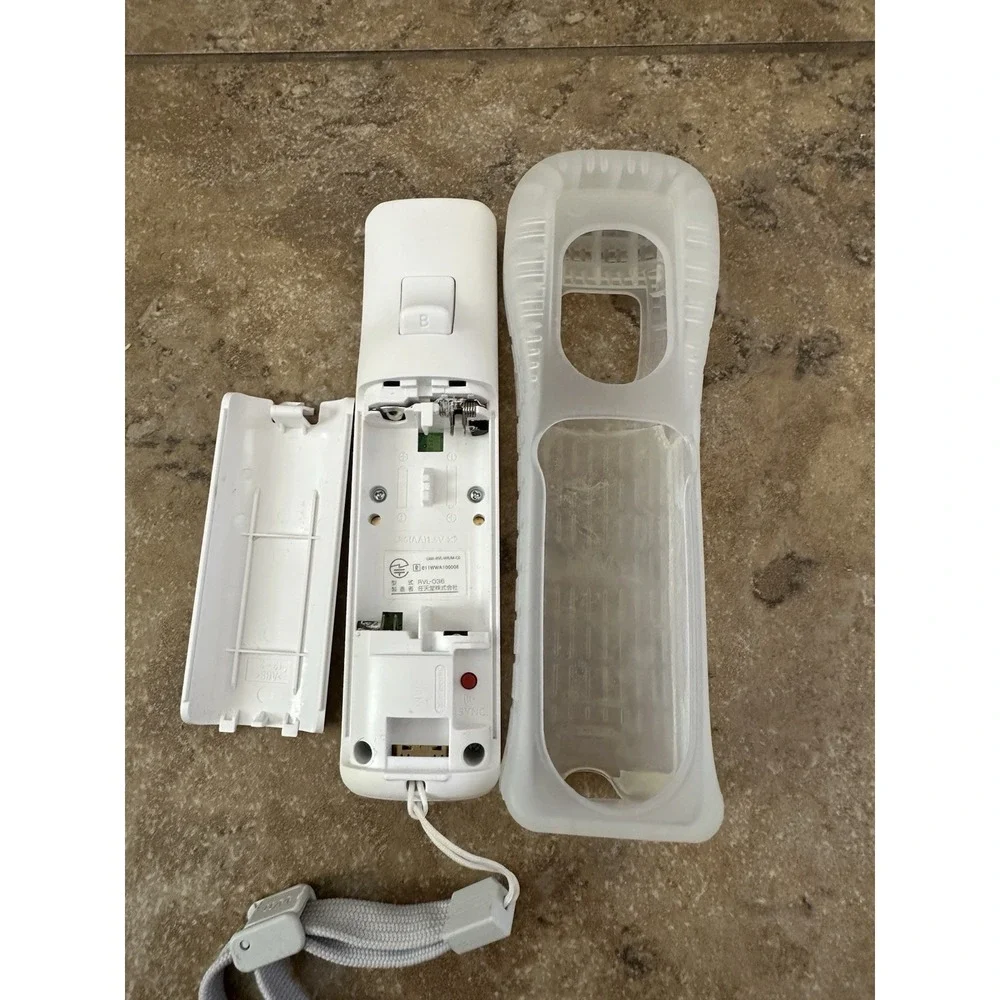 Wii Controller With Protection (Nintendo Wii RVL-036) Blemish